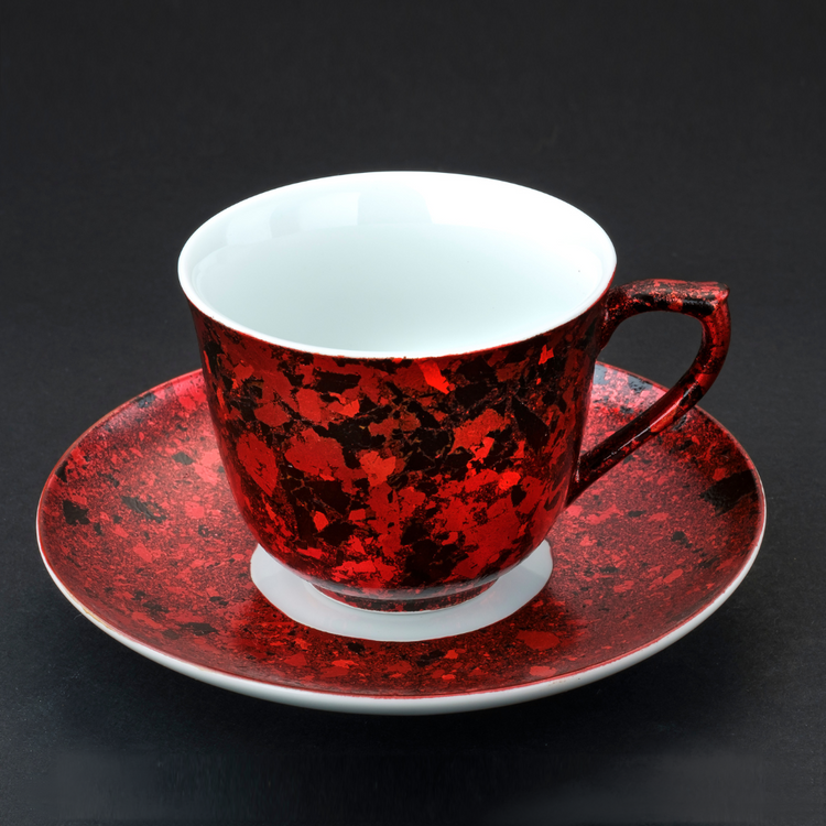 红色和黑色的箔片金襕手 咖啡杯盘