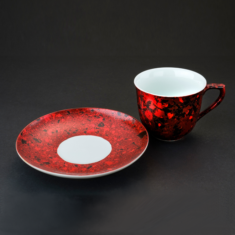 红色和黑色的箔片金襕手 咖啡杯盘